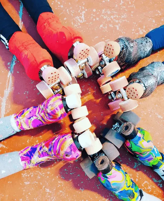Patinadora realizando figura técnica de Patinaje Artístico